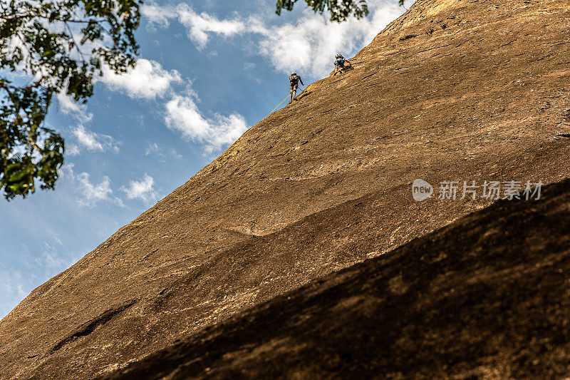 在里约热内卢攀登岩石山的登山者