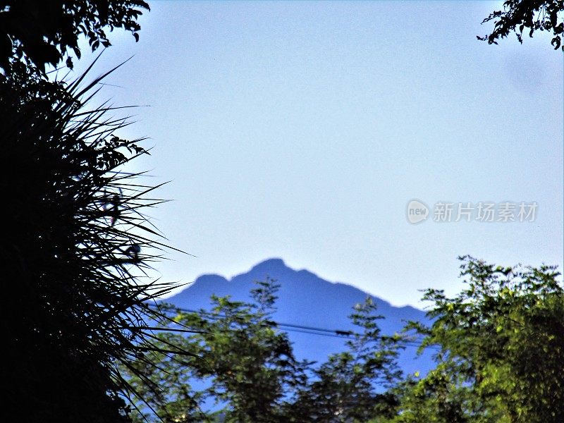 Hakusan山。从海上看。