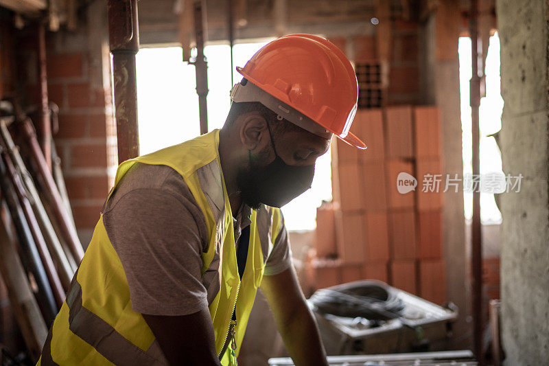 建筑工人在建筑工地穿着制服和防护服