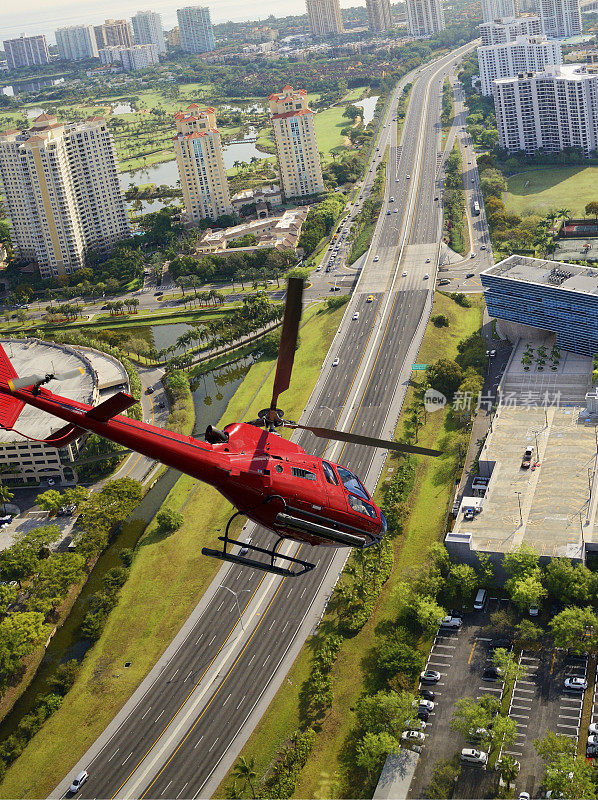 直升机飞往迈阿密。