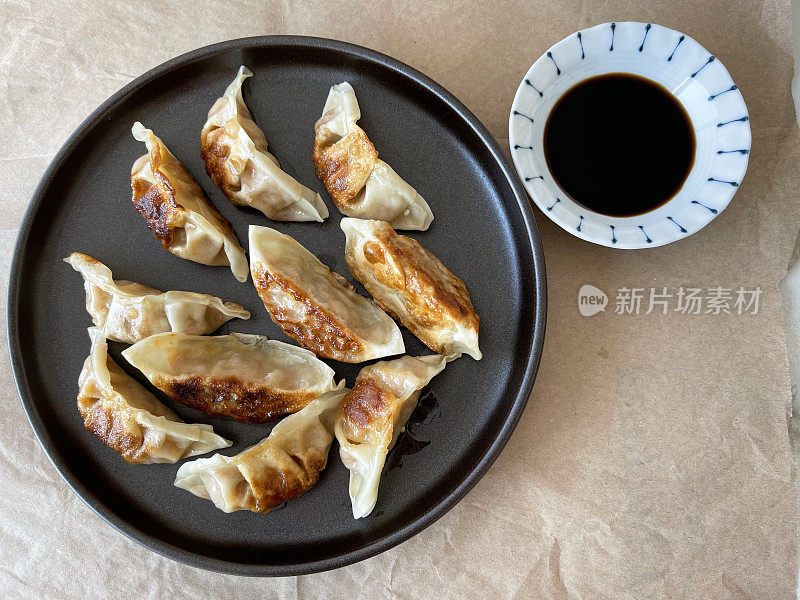 日式煎饺或配照烧酱料的饺子