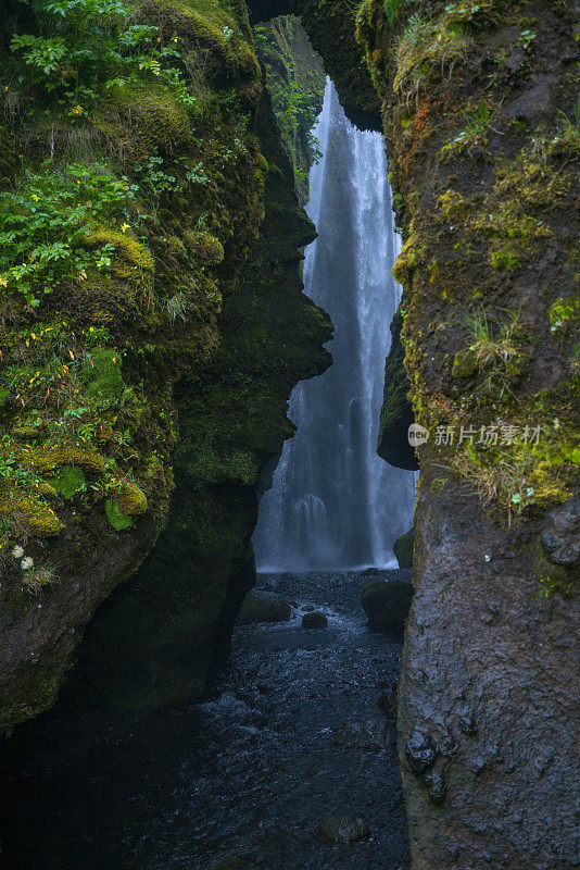 入口的瀑布Gljúfrabúi，就像躲在冰岛的一个大岩石后面的洞穴