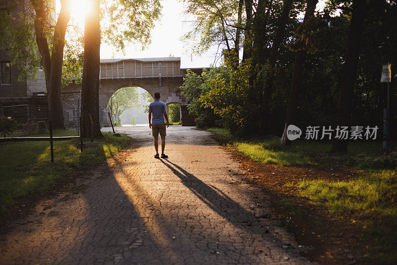 一个人在夕阳下独自行走