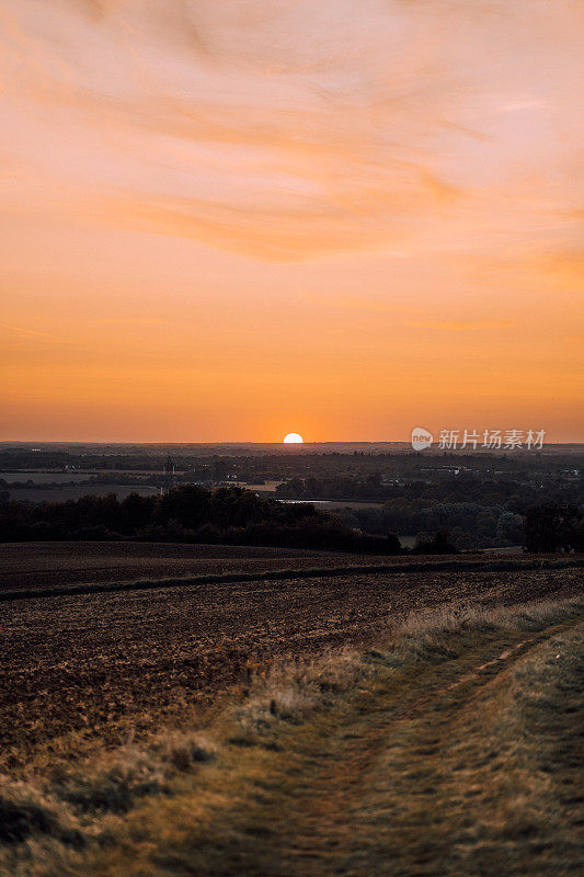 英国田野上燃烧的夕阳