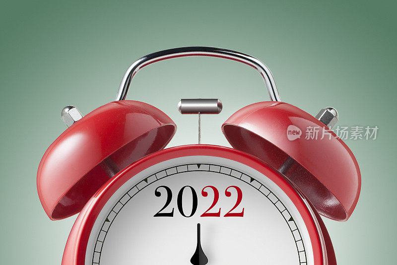 新2022年。红色闹钟的近距离视图。