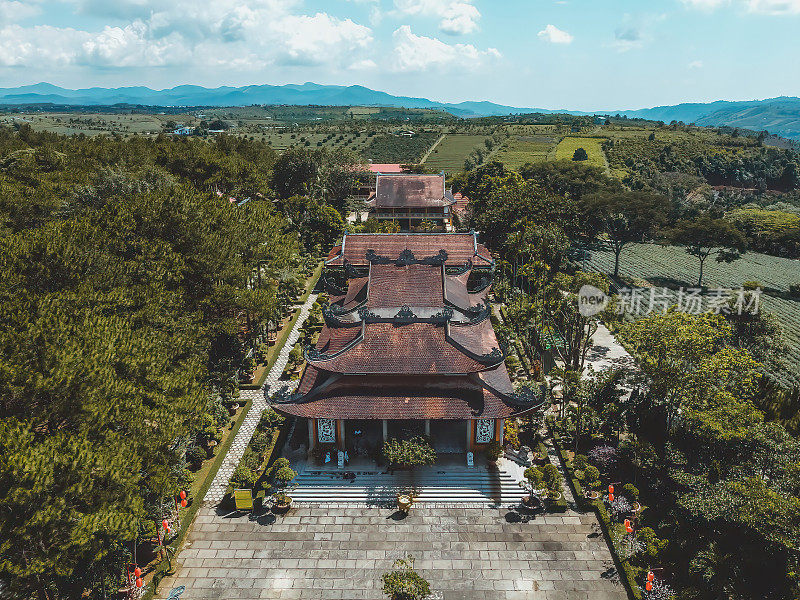 越南林东省宝禄市八芽塔鸟瞰图