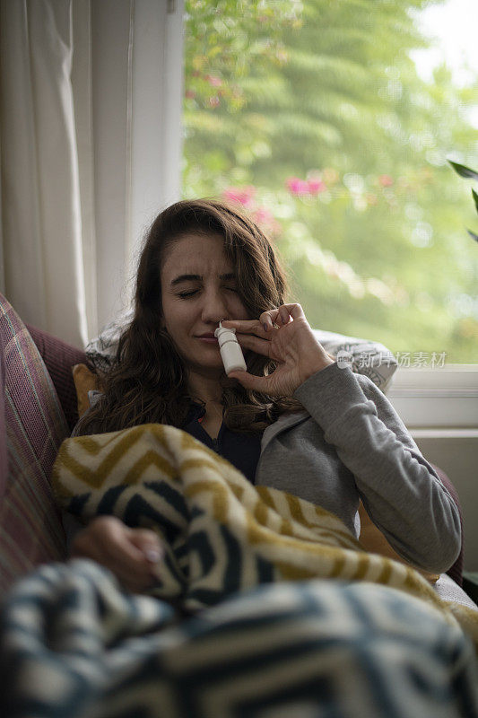 生病的妇女使用鼻腔喷雾剂更容易呼吸