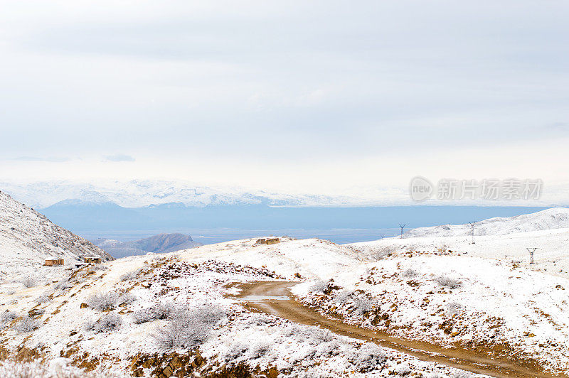 阳光明媚的冬季景观，地面上的雪山都在远处可见