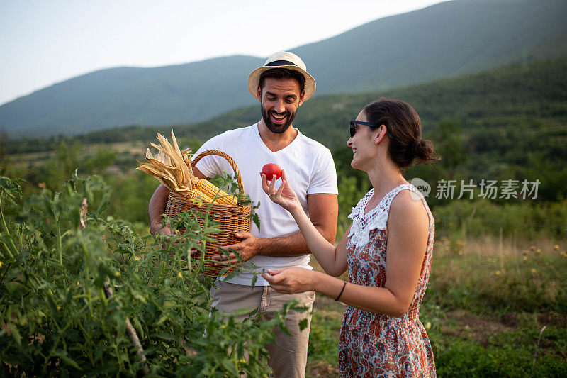 一对年轻夫妇为自己选择最健康的食物