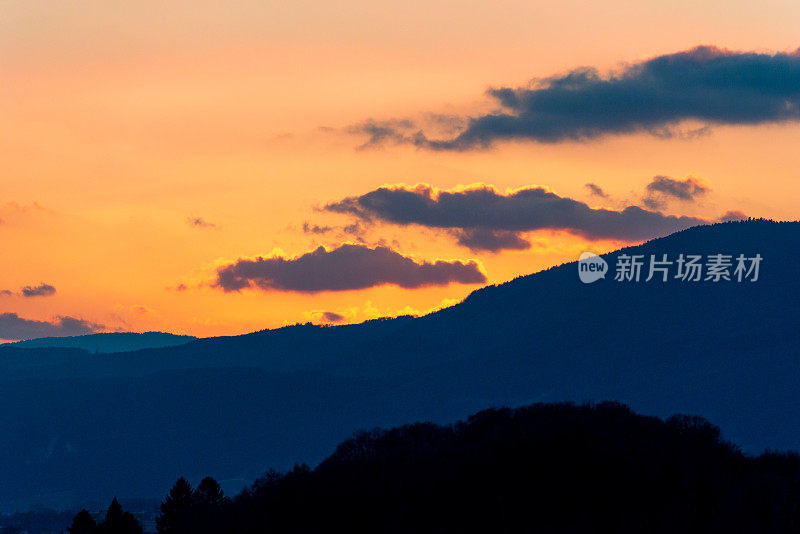 日落后金色的天空和汝拉山脉的轮廓