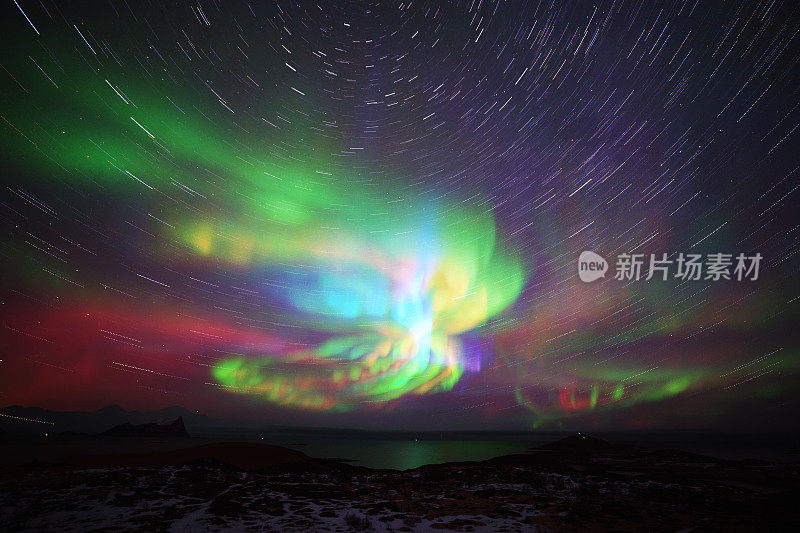 夜空中五颜六色的北极光。星星在山的轮廓上留下痕迹。数字化图像