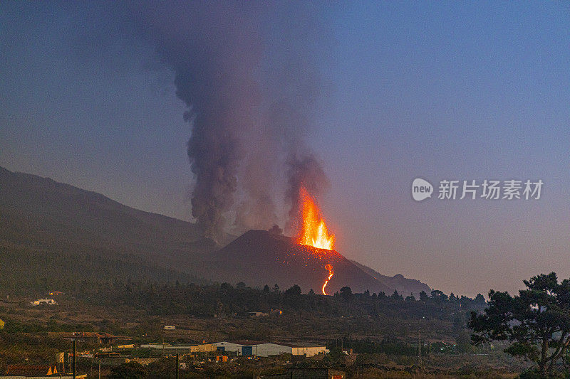 康伯里Vieja火山爆发。火山锥和火山炸弹向黎明山移动，大量的气体和岩石形成垂直的双柱。