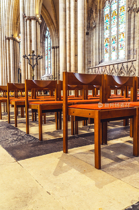 教堂木制椅子的设计和细节
