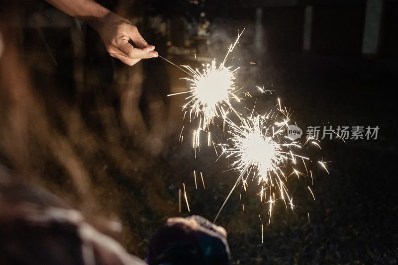 父亲和女儿用烟花庆祝新年夜