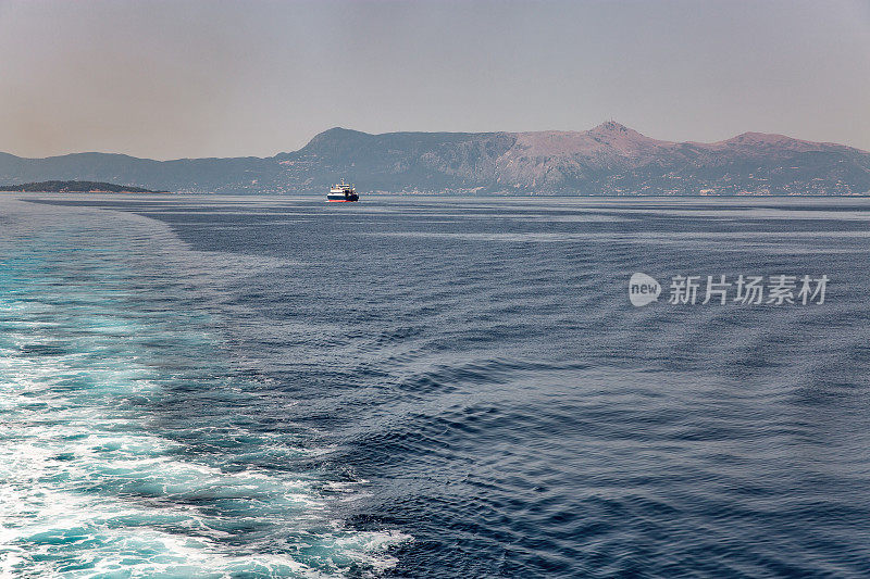 渡船驶离希腊海岸很远