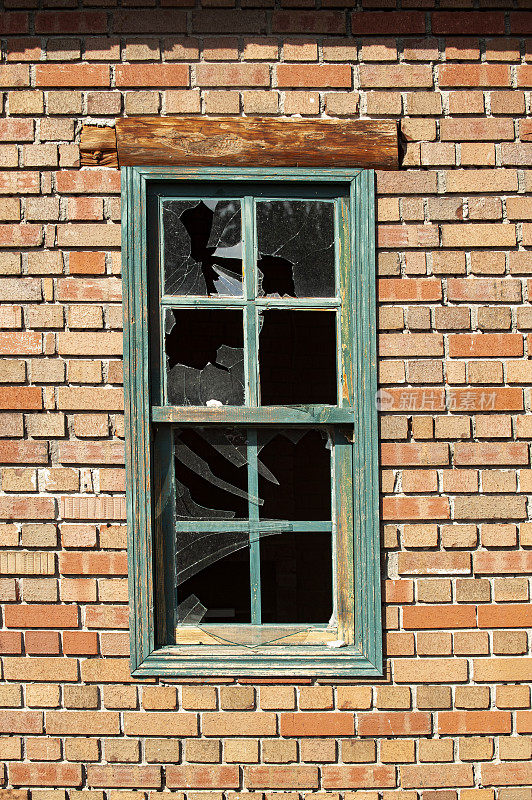 砖墙、窗玻璃破碎