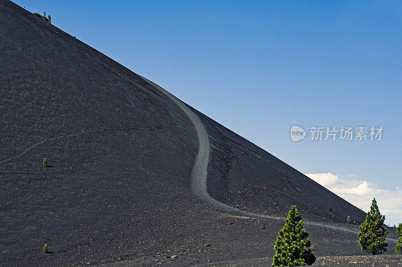 火山灰锥，Tephra火山锥，拉森国家公园，加利福尼亚;喀斯喀特山脉。由松散的火山渣组成，是拉森最年轻的镁铁质火山。沿着火山渣锥走。