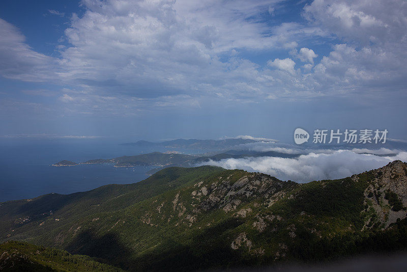 意大利托斯卡纳的厄尔巴岛，从山顶开始绵延不绝的海岸线。