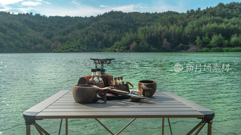 湖边露营的早餐餐桌