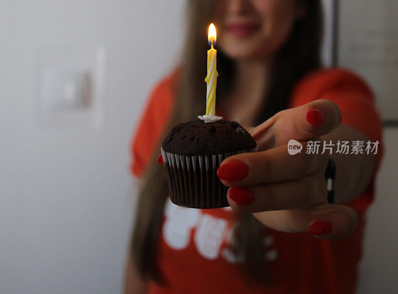 一个年轻漂亮的女人正在庆祝生日