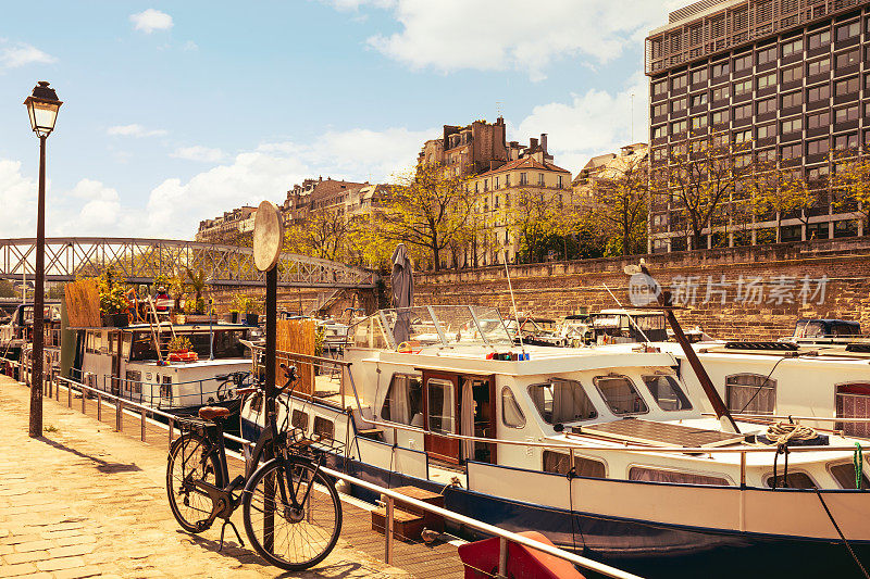 巴黎塞纳河上的游船