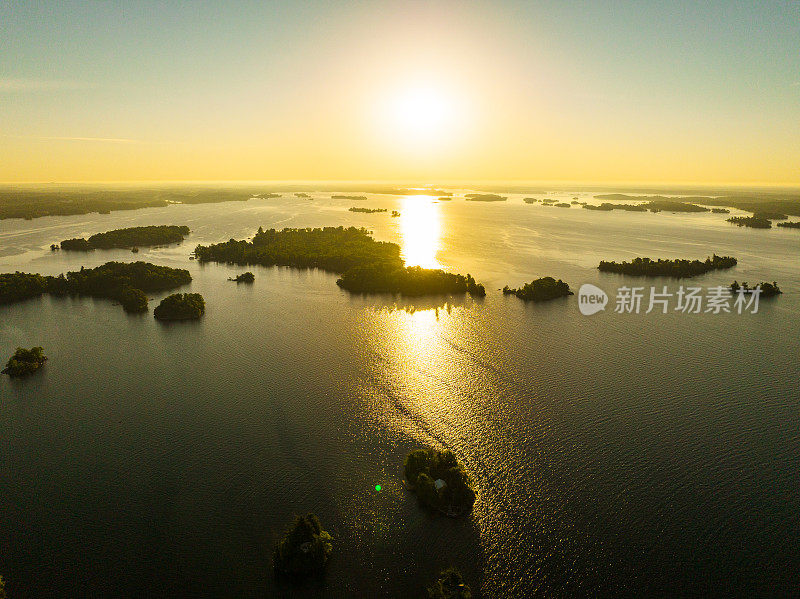 航拍:傍晚的阳光照亮了纽约州的千岛和加拿大的安大略省