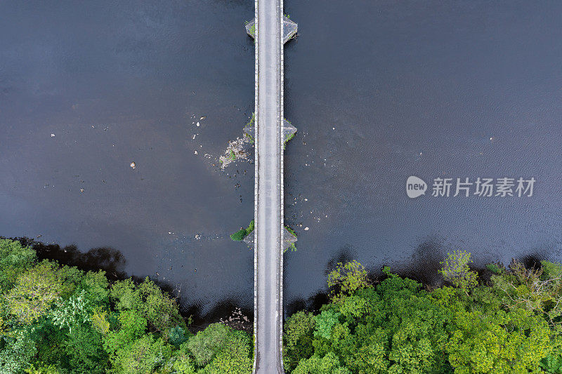 河上一座古老石桥的鸟瞰图