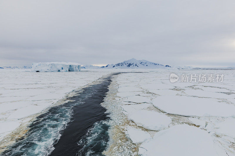 一艘船在南极洲的冰面上行驶时所产生的尾流。