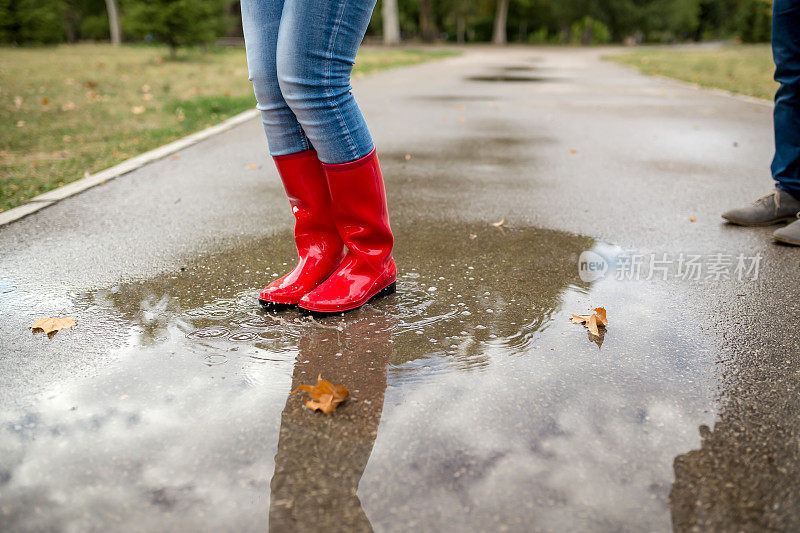 穿雨靴的女人