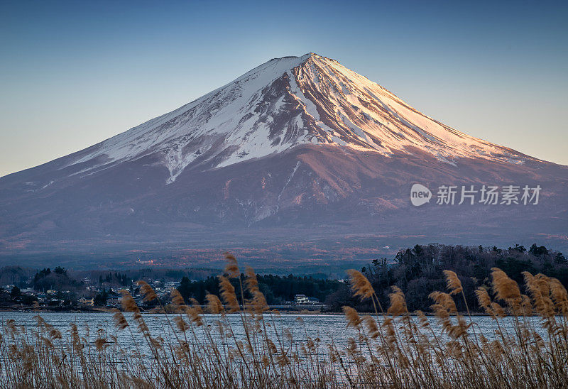 夕阳下的富士山，日本