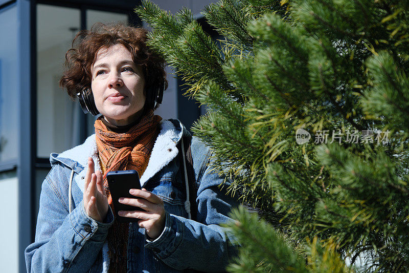 女人在户外听音乐