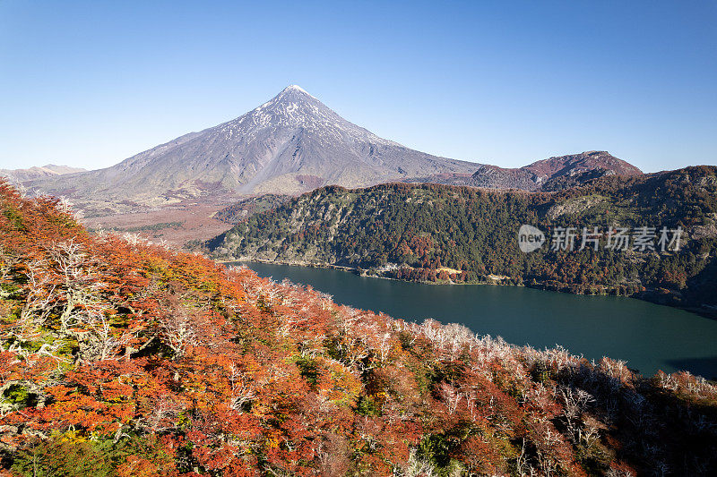 维拉里卡国家公园的湖泊和拉宁火山