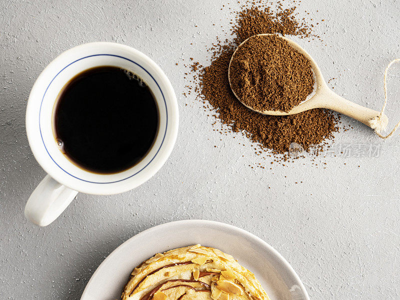 咖啡，勺子里的咖啡粉，咖啡粉堆，咖啡粉堆