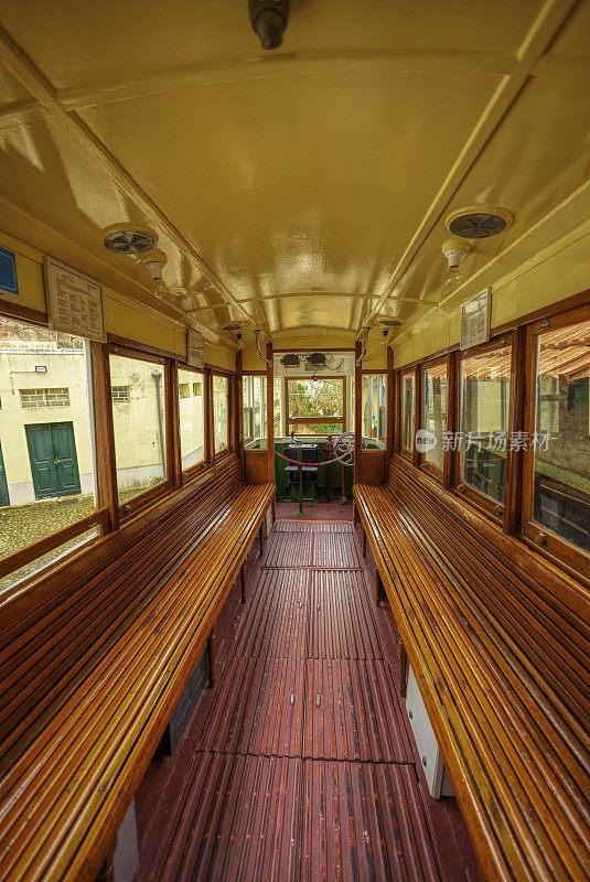 在里斯本市中心的旧有轨电车里