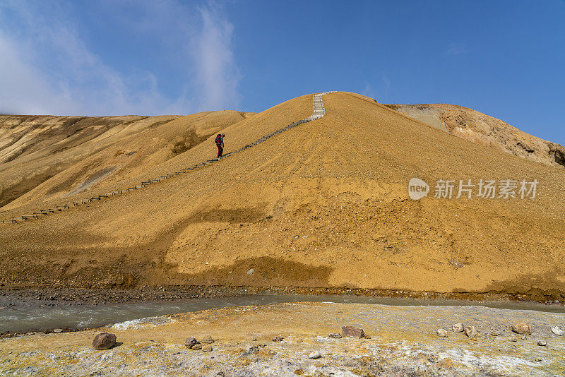 一名游客在赫维拉达里尔地热区徒步旅行