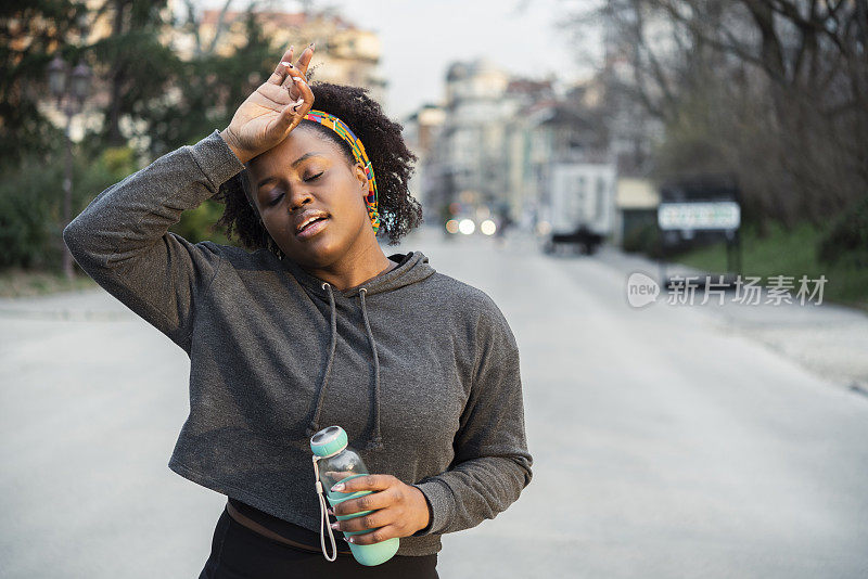 一个疲惫的非洲女孩在跑步后休息的肖像