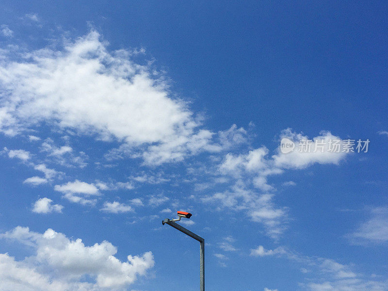 电线杆上有天空背景的监控摄像头