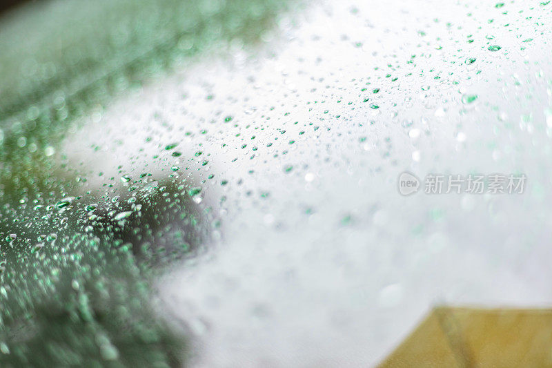 雨在汽车表面-美国中西部的春天天气和季节照片系列