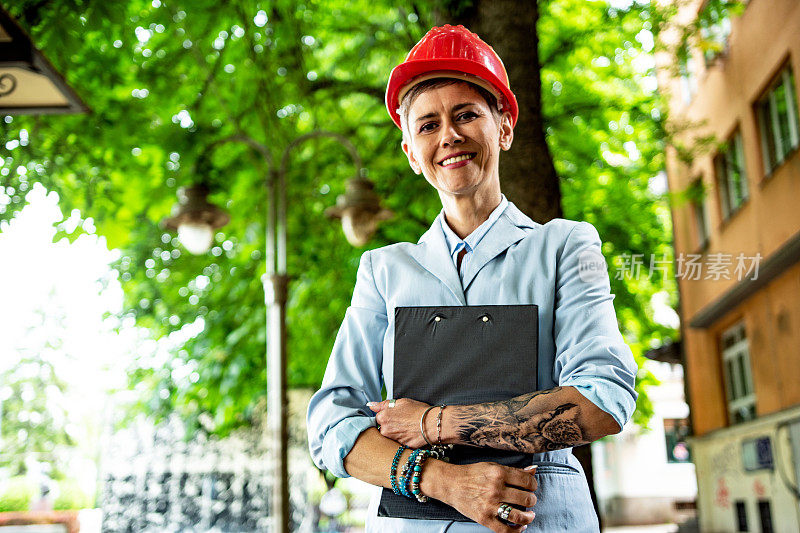 女商人,建筑师,工程师。拿着文件的女商人