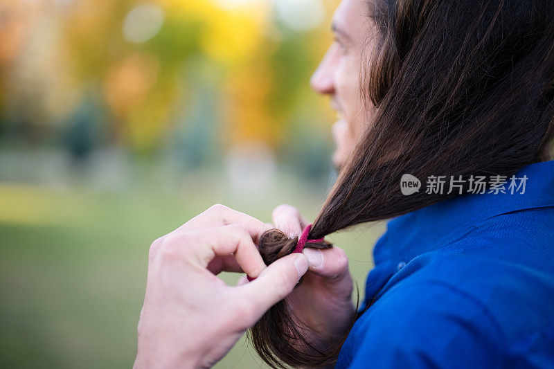 男子扎头发的特写镜头