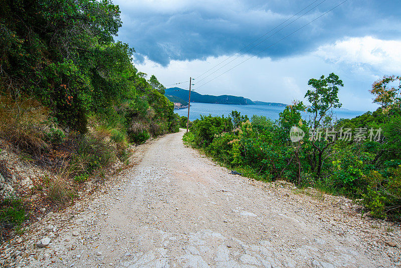 地中海沿岸尘土飞扬的道路，俯瞰美丽的帕尔加市