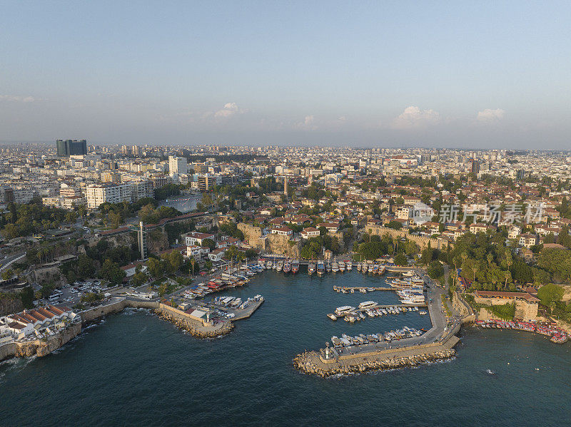 安塔利亚码头和市中心的鸟瞰图