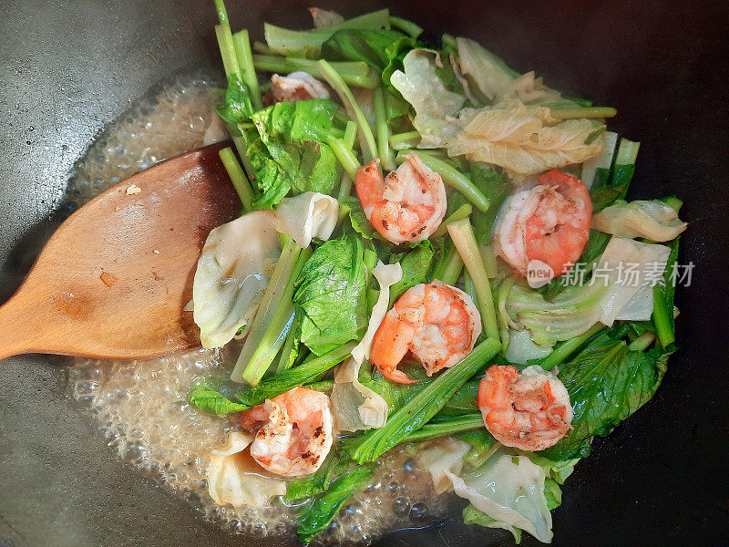 炒羽衣甘蓝和卷心菜配虾-食物准备。