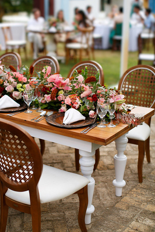 婚礼热带天堂装饰在巴伊亚-巴西的海滩-客人的餐桌