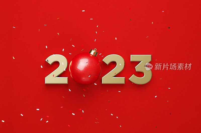 金色2023和红色圣诞装饰物形成2023在掉落的五彩纸屑在红色背景