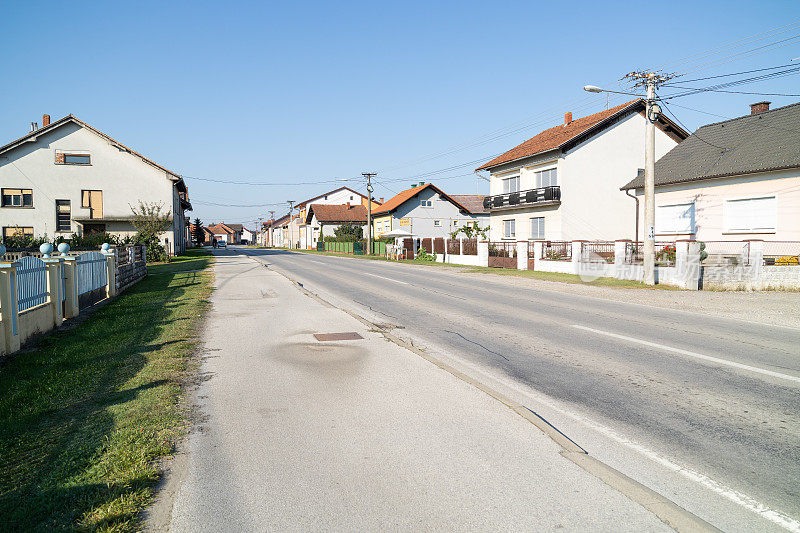 克罗地亚村庄的街道，道路和房屋。