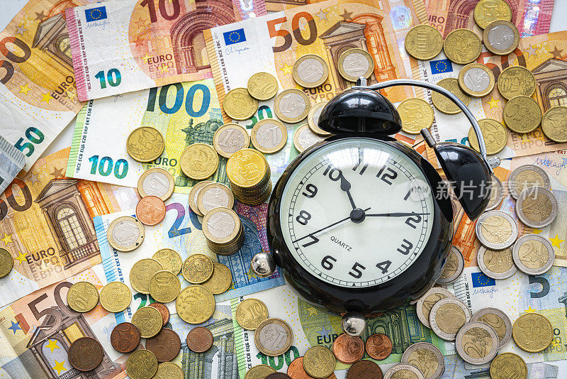 时间就是金钱的概念。欧盟货币闹钟。