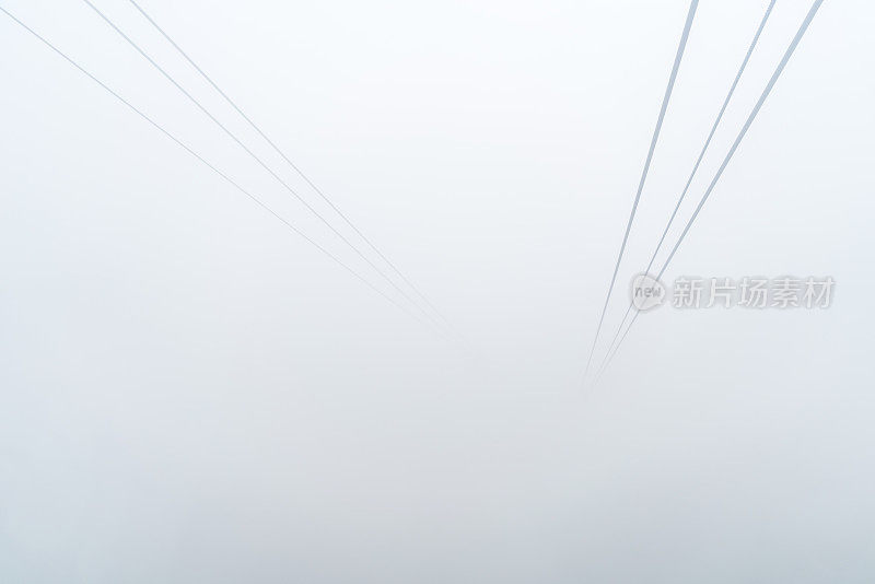缆车缆线在浓雾中
