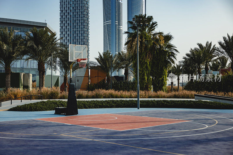 迪拜的户外篮球场