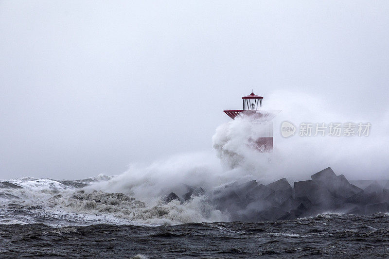 风暴科里袭击了荷兰的斯海弗宁根海岸